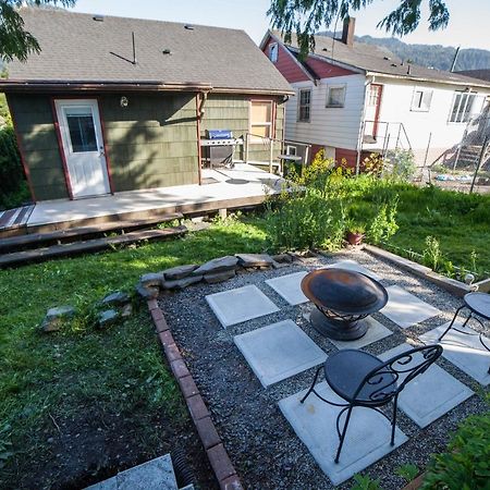 Huckleberry Cottage Принц Рупърт Екстериор снимка