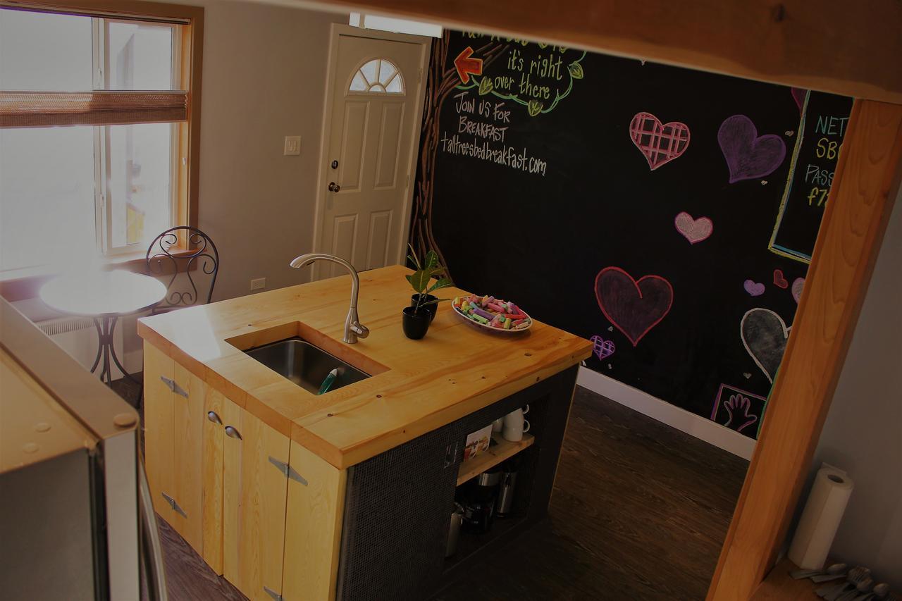 Huckleberry Cottage Принц Рупърт Екстериор снимка