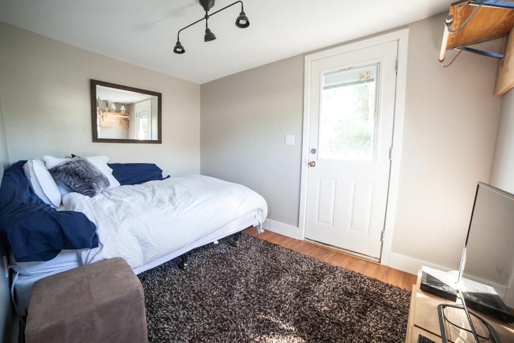 Huckleberry Cottage Принц Рупърт Екстериор снимка